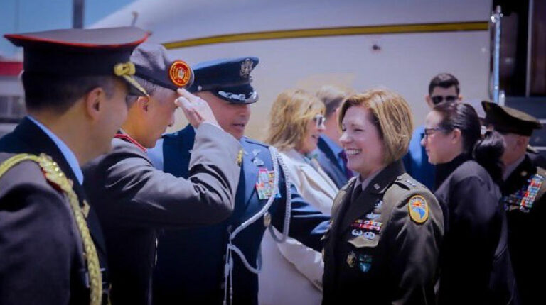 Laura J. Richardson, comandante del Comando Sur del Ejército de Estados Unidos, arribó a Quito la tarde del 12 de septiembre de 2022.