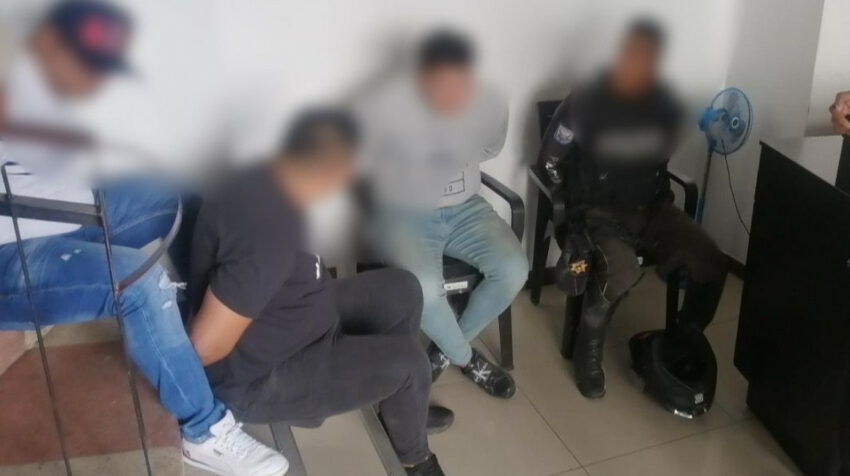 Cinco sospechosos, entre ellos dos policías activos, fueron detenidos por robo en Guayaquil, el 12 de septiembre de 2022.