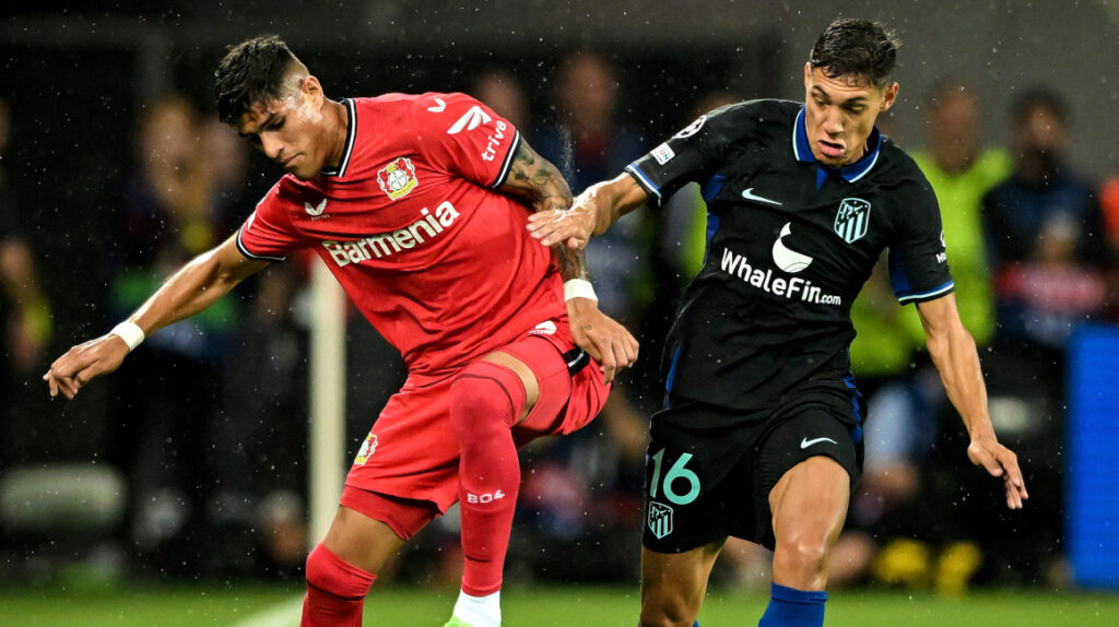 Hincapié es titular en la victoria del Leverkusen ante el Atlético Madrid