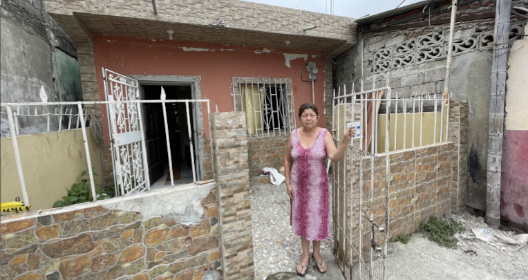 Sonia Vargas, una de las víctimas de Cristo del Consuelo pide ayuda para arreglar el techo de su casa. Guayaquil, 13 de septiembre de 2022.