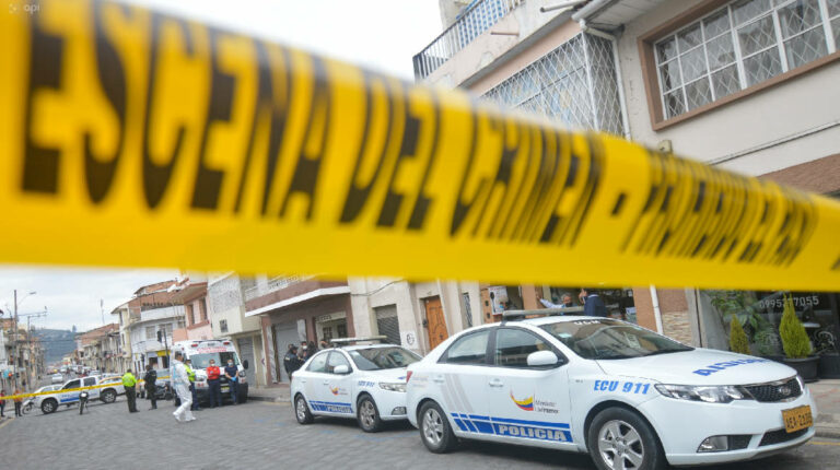 Imagen de la escena de un presunto homicidio en el que estarían involucrados policías, en Cuenca, el 25 de agosto de 2022.