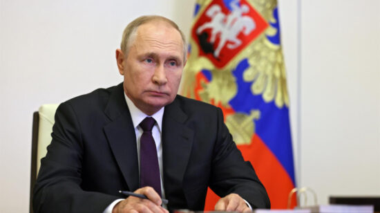 El presidente de Rusia, Vladimir Putin, participa mediante videoconferencia desde Moscú, en una reunión extraordinaria del Consejo de Seguridad Colectiva de la Organización del Tratado de Seguridad Colectiva (CSTO), el 13 de septiembre de 2022.