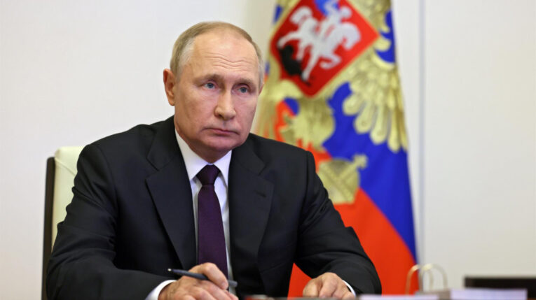 Vladimir Putin, solo y al borde de un ataque de nervios
