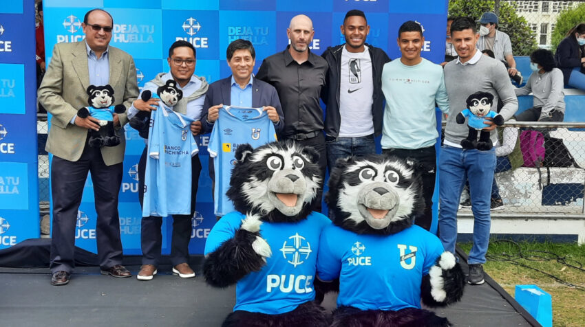 Autoridades y jugadores de la Universidad Católica junto al oso Aurelio, el 14 de septiembre de 2022.
