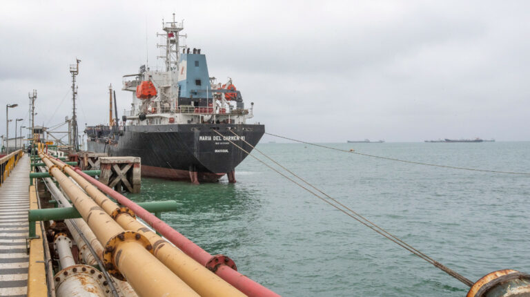 Trafigura venderá 1,7 millones de barriles de nafta a Ecuador