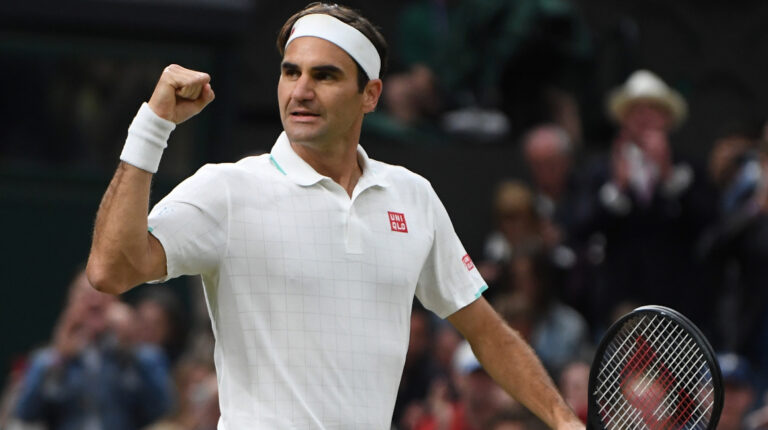 Roger Federer jugando la cuarta ronda de Wimbledon, el 5 de julio de 2021.