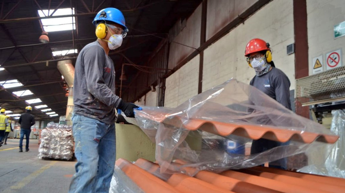 Trabajadores en una empresa del sector de la construcción de Ecuador, en septiembre de 2022.
