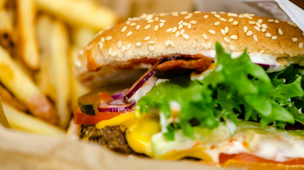 Polémica en redes: ¿la primera cita puede ser con hamburguesas?