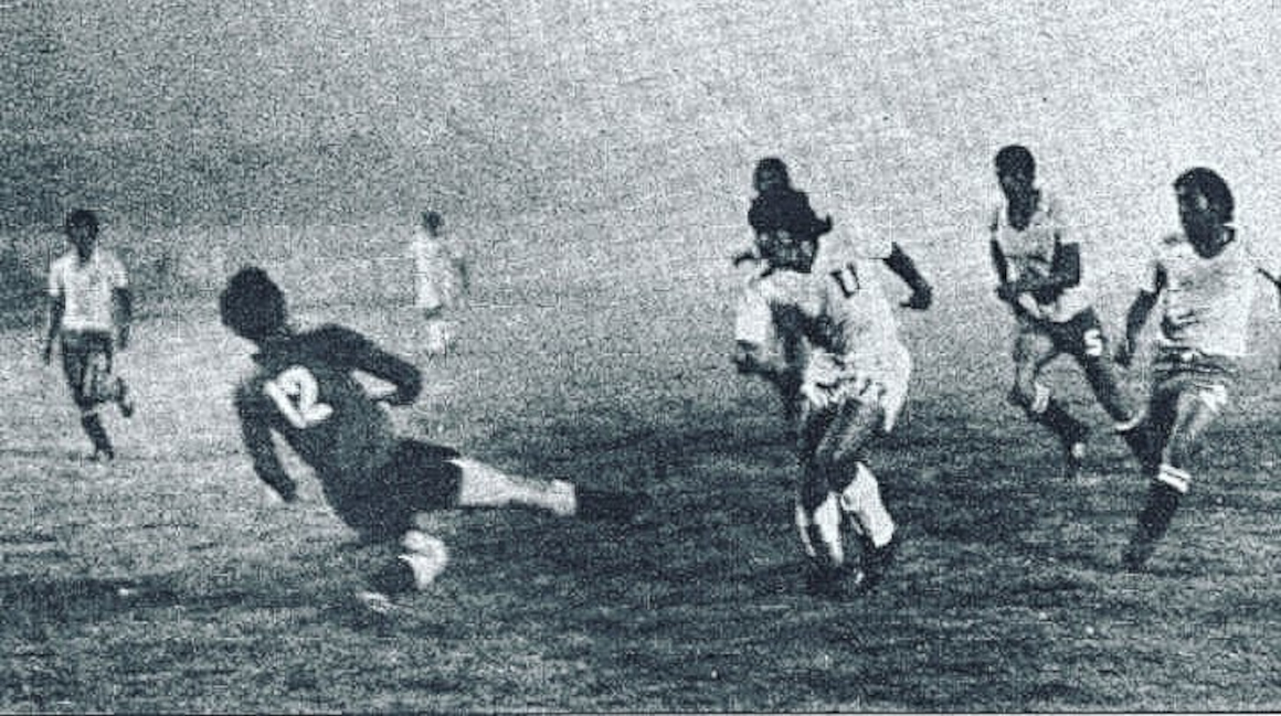 Jugadores de Liga de Quito y Aucas durante el Clásico de la Neblina, en 1973.