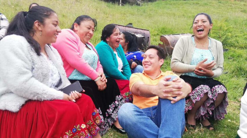 Cristian Zamora, precandidato a la Alcaldía de Cuenca, bromea con un grupo de mujeres durante un recorrido por las zonas rurales del cantón, el 10 de septiembre de 2022.