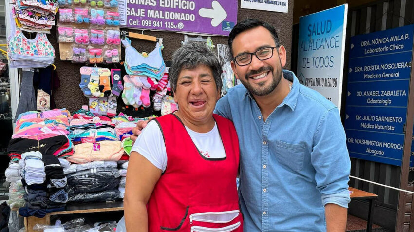 Sebastián Cevallos, candidato a la Prefectura del Azuay, recorre sectores populares como el mercado 9 de Octubre, en Cuenca.