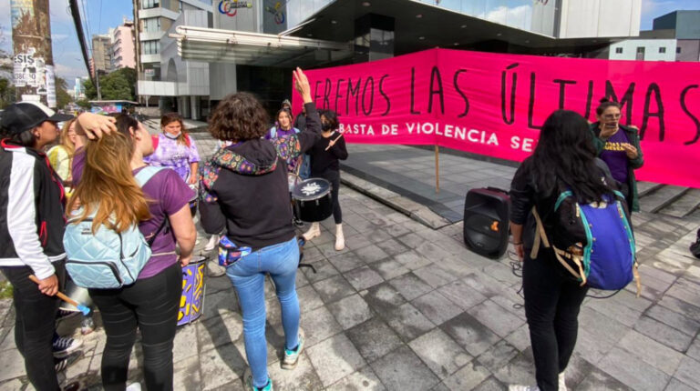 Mujeres plantón Quito violencia género femicidio ecuador