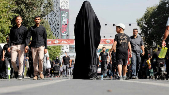 Protestas en Irán tras muerte de mujer que llevaba el velo mal puesto