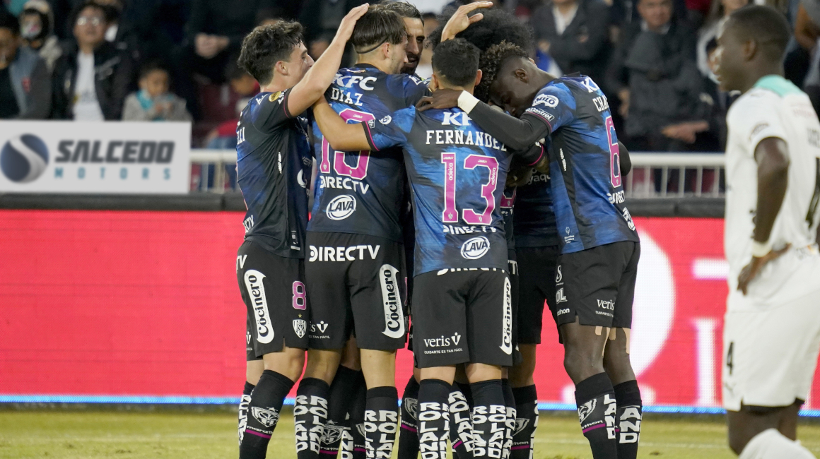 Los jugadores de Independiente del Valle festejan uno de los goles en el empate ante Liga de Quito, el 17 de septiembre de 2022.