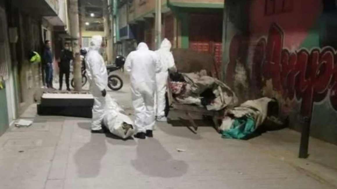 Peritos colombianos realizan el levantamiento de los cuerpos desembrados encontrados en bolsas de plástico, el 25 de agosto de 2022, en Bogotá (Colombia).
