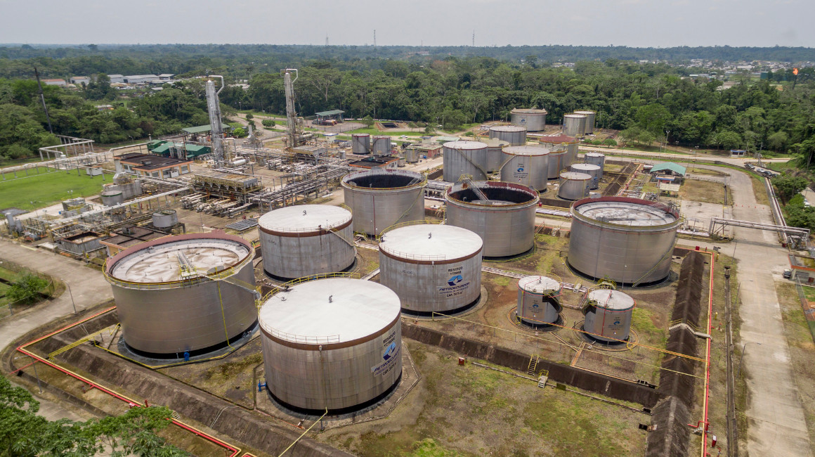 Tanques de almacenamiento de petróleo y combustibles en la Refinería Shushufindi, ubicada en la Amazonía, el 19 de septiembre de 2022. El petróleo es el principal ingreso para la economía de Ecuador