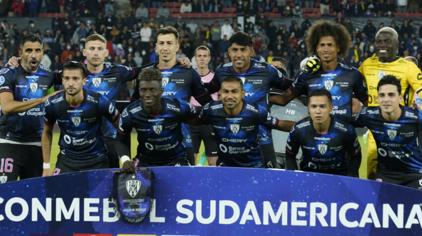 Los jugadores de Independiente del Valle posan para una foto antes de enfrentar a Melgar, en Quito, el 31 de agosto de 2022.