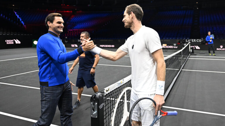 Roger Federer junto a Andy Murray, entrenando para la Laver Cup en Londres, el 20 de septiembre de 2022.