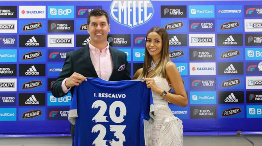 Ismael Rescalvo y su esposa Alejandra Rodríguez posan con la camiseta de Emelec y el número 2023 luego de la renovación de su contrato.