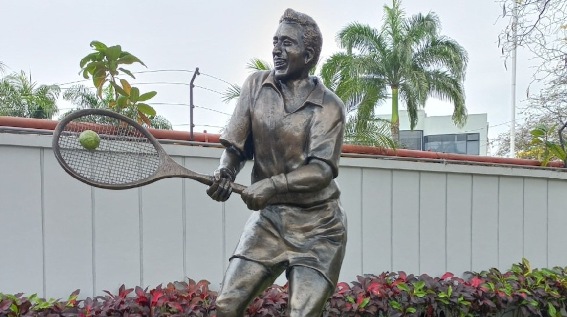 Escultura del extenista 'Pancho' Segura en el Guayaquil Tenis Club.