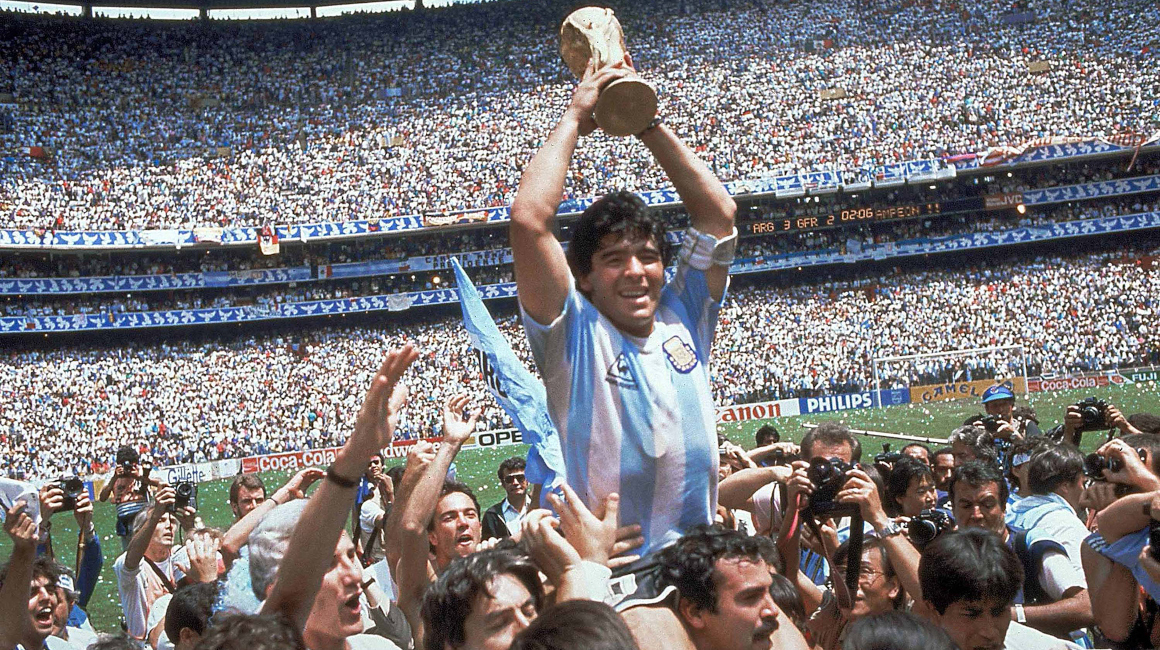 Diego Maradona se consagra campeón del Mundial de 1986 en el estadio Azteca.