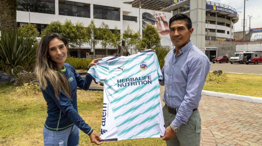 Diana Landi y Segundo Jami muestran la camiseta con la que se correrá la Liga 10K de 2022. 