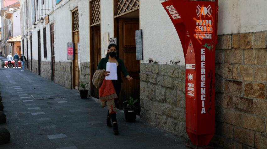 En la Calle Larga, en el Centro Histórico de Cuenca, hay un punto seguro para que los ciudadanos puedan alertar de robos y otros delitos. 