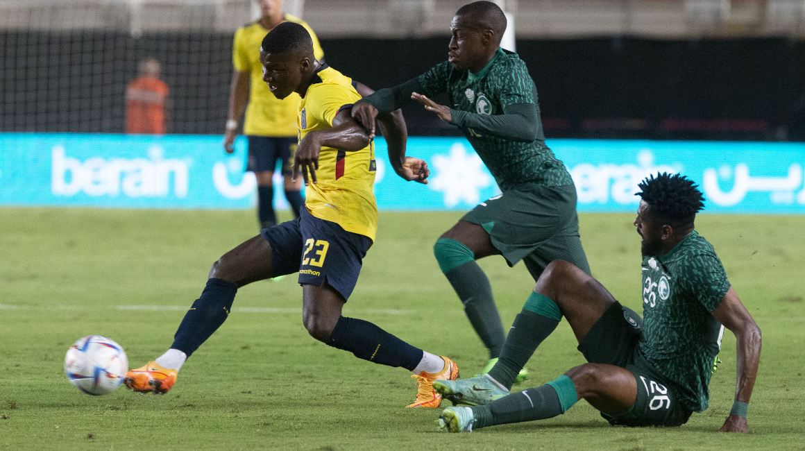 Moisés Caicedo domina la pelota en el partido entre Ecuador y Arabia, el 23 de septiembre de 2022, en Murcia.