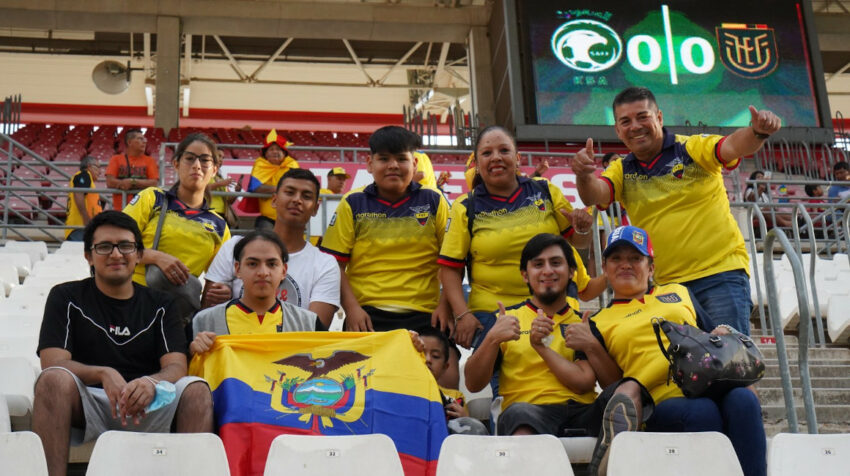 Hinchas ecuatorianos en el estadio Enrique Roca de Murcia, el 23 de septiembre de 2022.