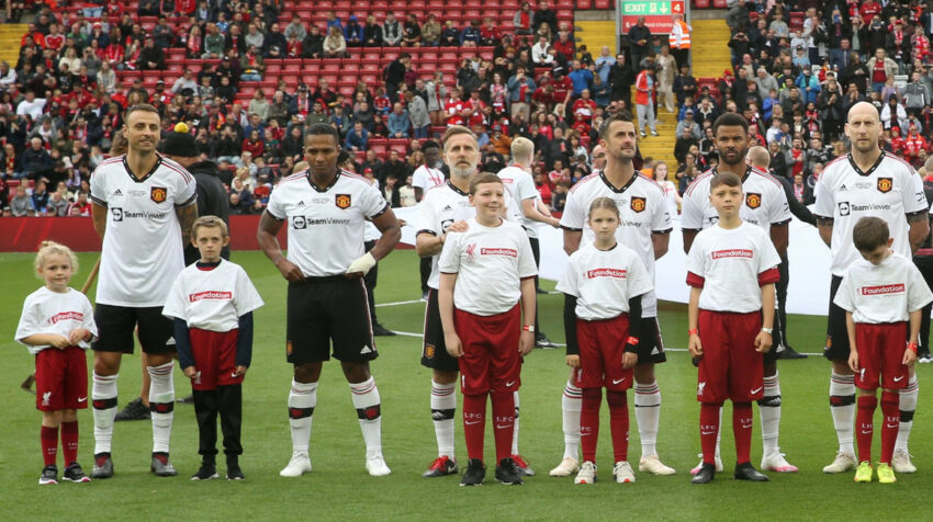 Antonio Valencia (segundo de izquierda a derecha) junto a leyendas del Manchester United.