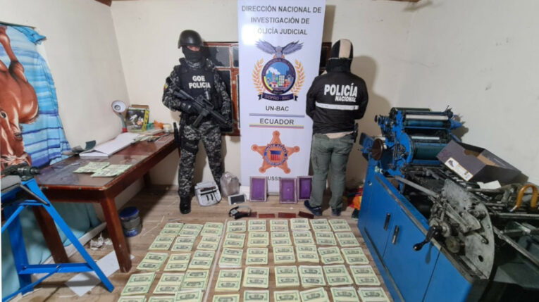 Imagen referencial de un operativo para incautar billetes falsos en Ecuador.