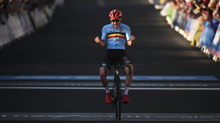 El belga Remco Evenepoel celebra su triunfo en solitario del Mundial de Ciclismo en Australia, el 25 de septiembre de 2022.
