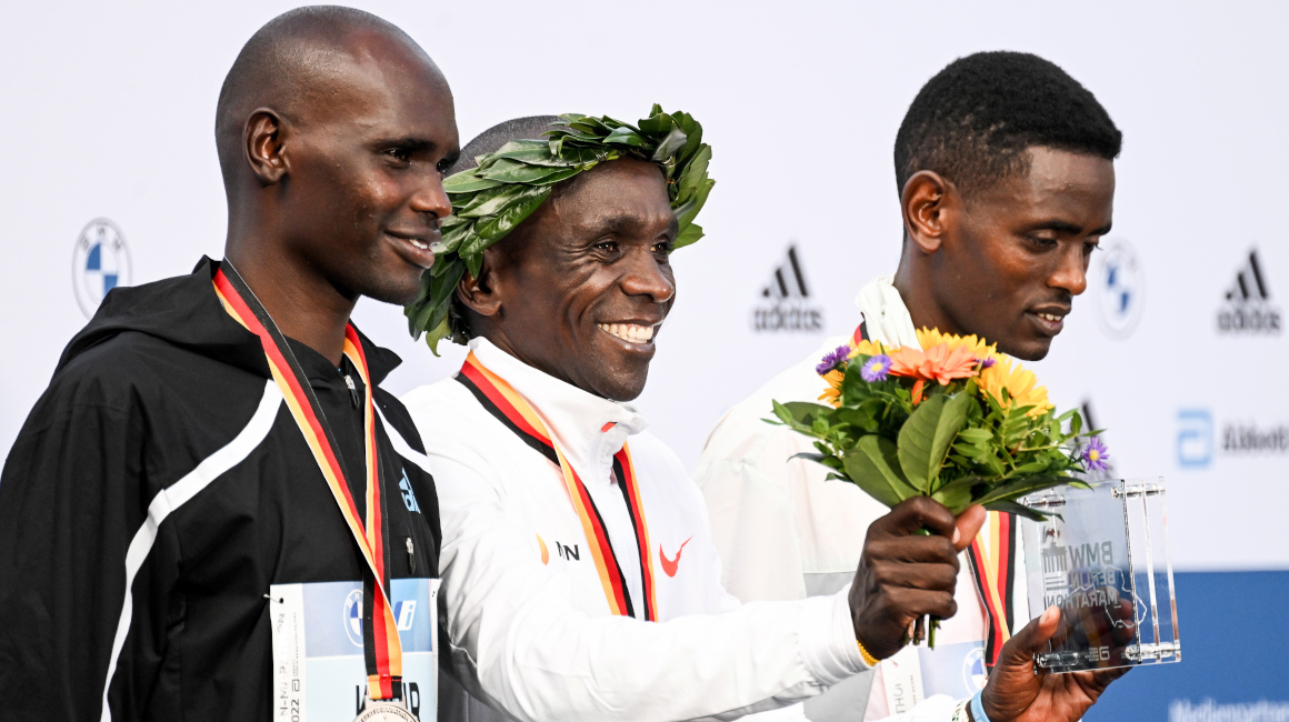 Mark Korir, de Kenia, en segundo lugar, Eliud Kipchoge, de Kenia, y Tadu Abate, de Etiopía, en tercer lugar, celebran en el podio después del Maratón de Berlín 2022.