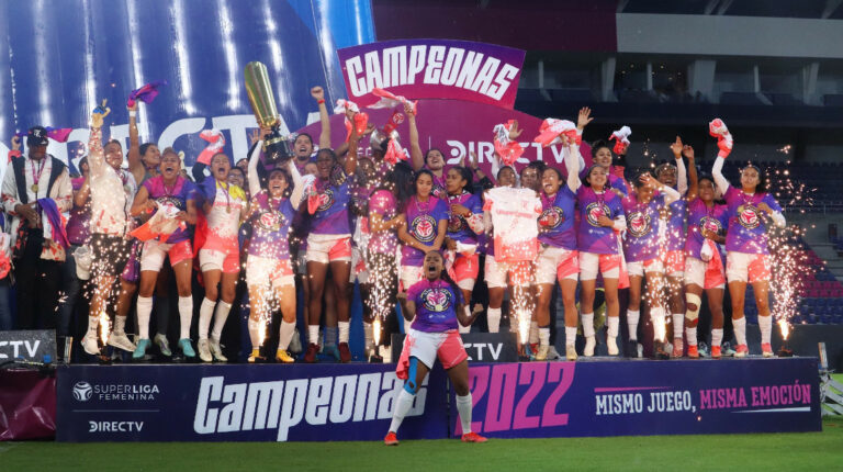 Las jugadoras de Ñañas levantan el trofeo de la Superliga femenina 2022 en el Estadio Banco Guayaquil, el 25 de septiembre.