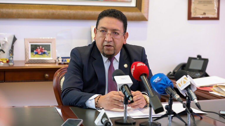 El presidente de la Asamblea, Virgilio Saquicela, en rueda de prensa este 26 de septiembre de 2022 sobre el caso de María Belén Bernal.