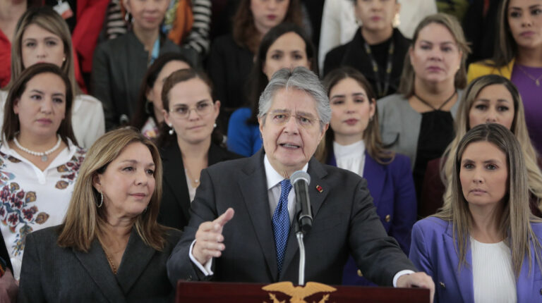 El presidente Guillermo Lasso y funcionarias del Gobierno mantuvieron una reunión sobre políticas públicas para combatir la violencia de género, el 27 de septiembre de 2022.