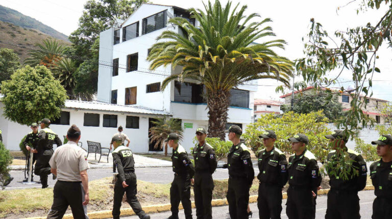 Edificio de dormitorios de los oficiales en la Escuela Superior de Policía, donde habría ocurrido el femicidio de María Belén Bernal.
