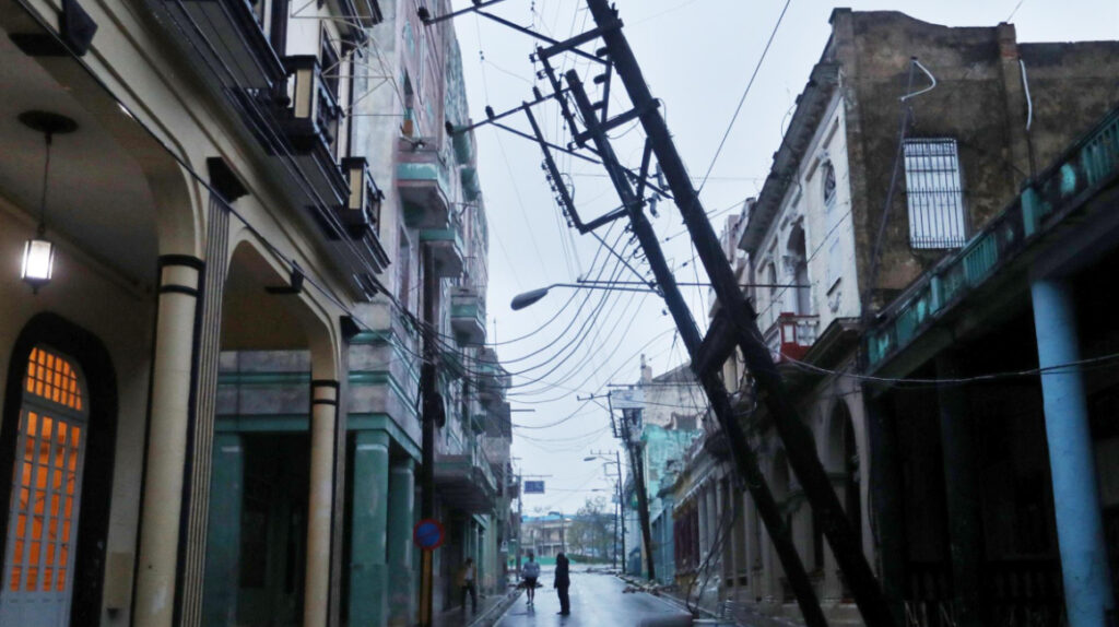 Dos muertos, evacuados y destrozos, tras paso de Ian por Cuba