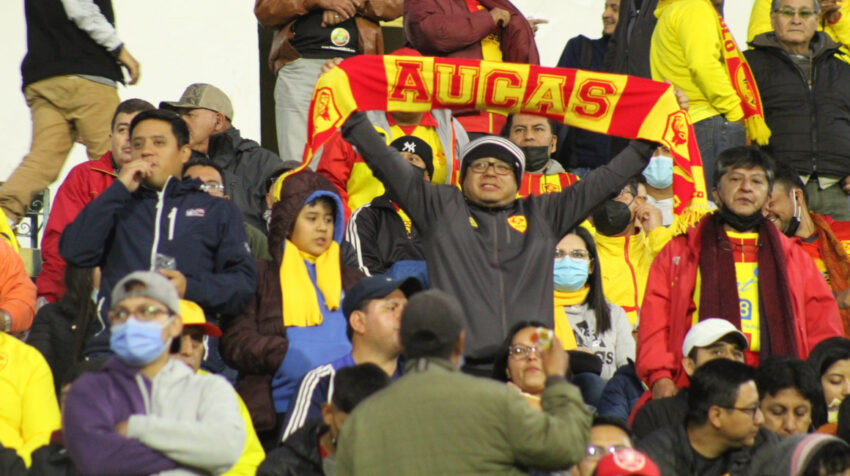 Hinchas del Aucas, durante el partido ante U. Católica en el estadio Gonzalo Pozo Ripalda, el 4 de septiembre de 2022.