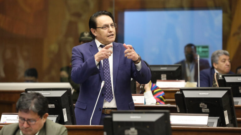 El presidente de la Comisión de Fiscalización, Fernando Villavicencio, en sesión de este 16 de agosto de 2022.
