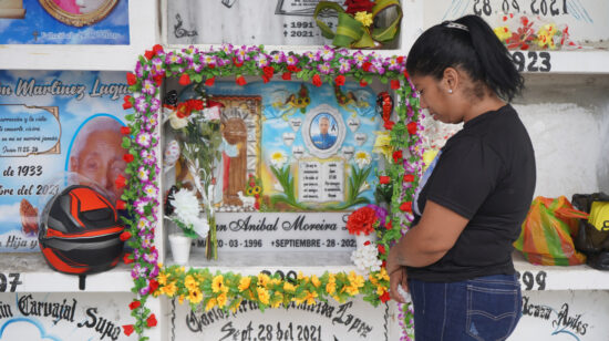 Familiares de privados de libertad que fallecieron en la masacre del 28 de septiembre de 2022 en el cementerio del Suburbio. Guayaquil, 28 de septiembre de 2022.