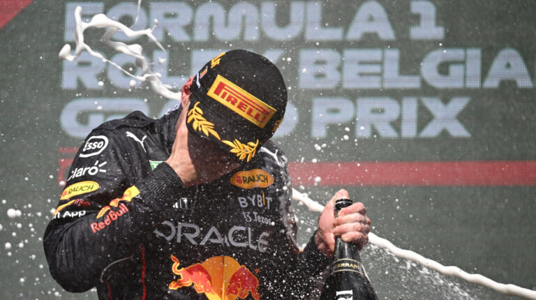 Max Verstappen de Red Bull celebra en el podio tras ganar el Gran Premio de Fórmula 1 de Bélgica en el circuito de Spa-Francorchamps, el 28 de agosto de 2022.