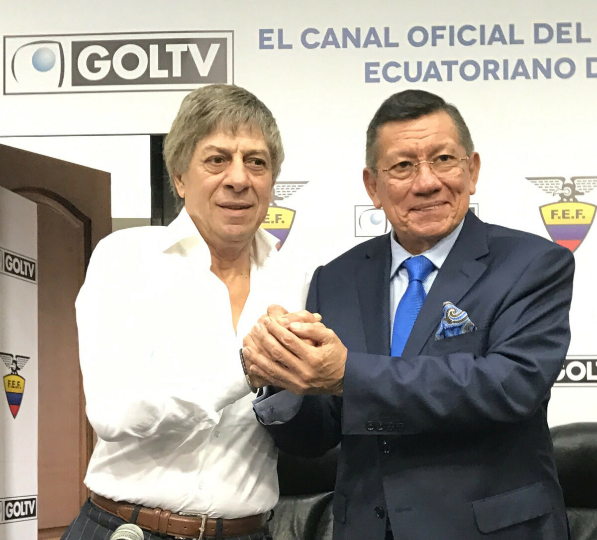 Paco Casal (i) y Carlos Villacís (d), saludan después de la firma del contrato entre GolTV y la FEF, en Guayaquil, en junio de 2017.