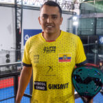 Carlos Luna posa con una pala de pádel en su academia en Quito, el miércoles 21 de septiembre de 2022.