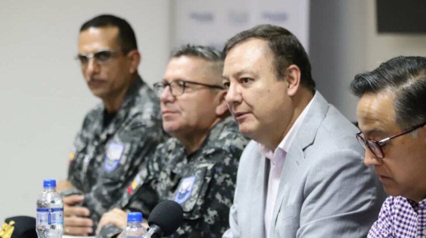 Juan Zapata, ministro del Interior, durante una reunión con oficiales de la Policía asignados a Guayaquil, el 30 de septiembre de 2022.