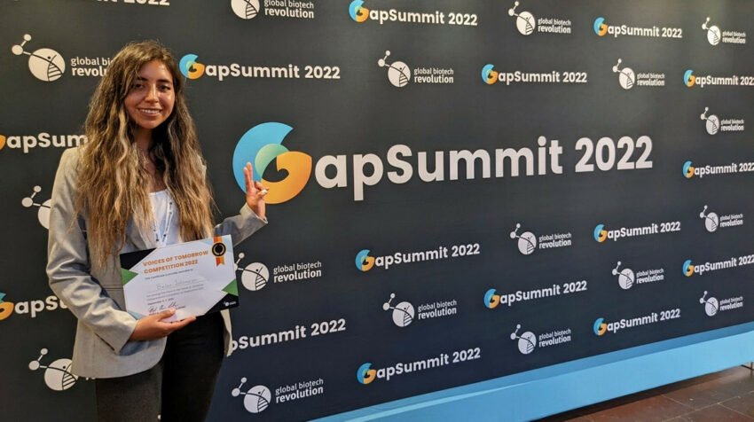 Belén Sotomayor, luego de recibir su premio de Biotecnología en el GapSummit 2022. 