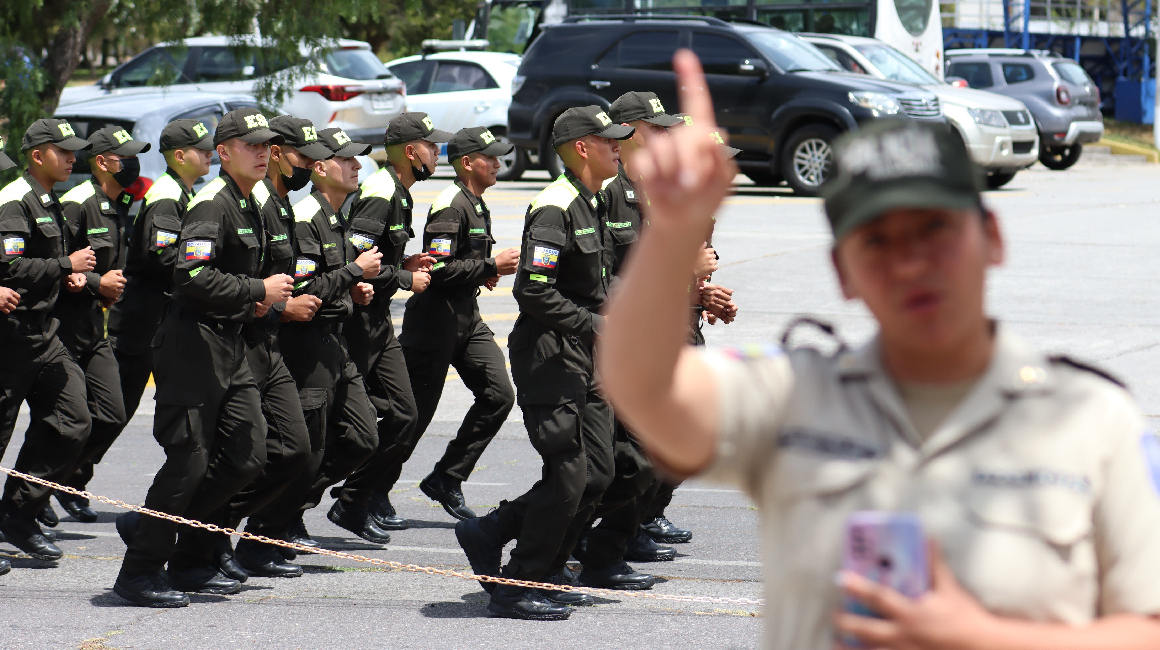 Cadetes de la Escuela Superior de Policía trotan en los patios de la dependencia, el 26 de septiembre de 2022.