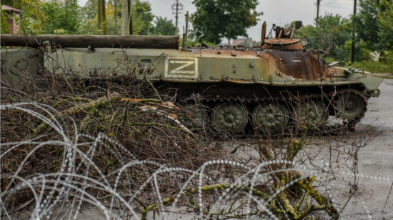 Un vehículo blindado de transporte de personal ruso destruido en Vovchansk, en la región de Kharkiv, noreste de Ucrania, el 18 de septiembre de 2022.