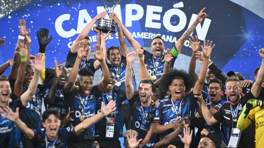 Jugadores de IDV levantan el trofeo de la Copa Sudamericana. 