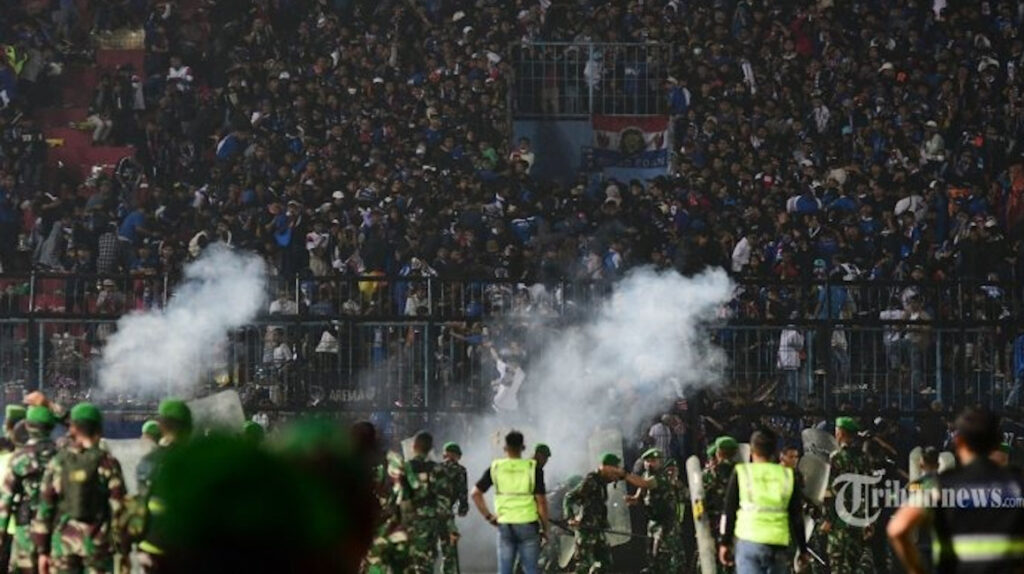 Al menos 127 muertos en un partido de fútbol en Indonesia